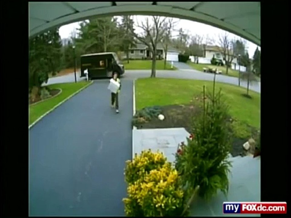 Un livreur peu scrupuleux jette ses colis