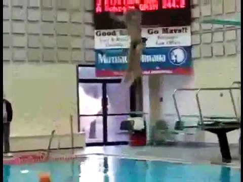 Il saute sur l'autre tremplin pour faire le grand saut