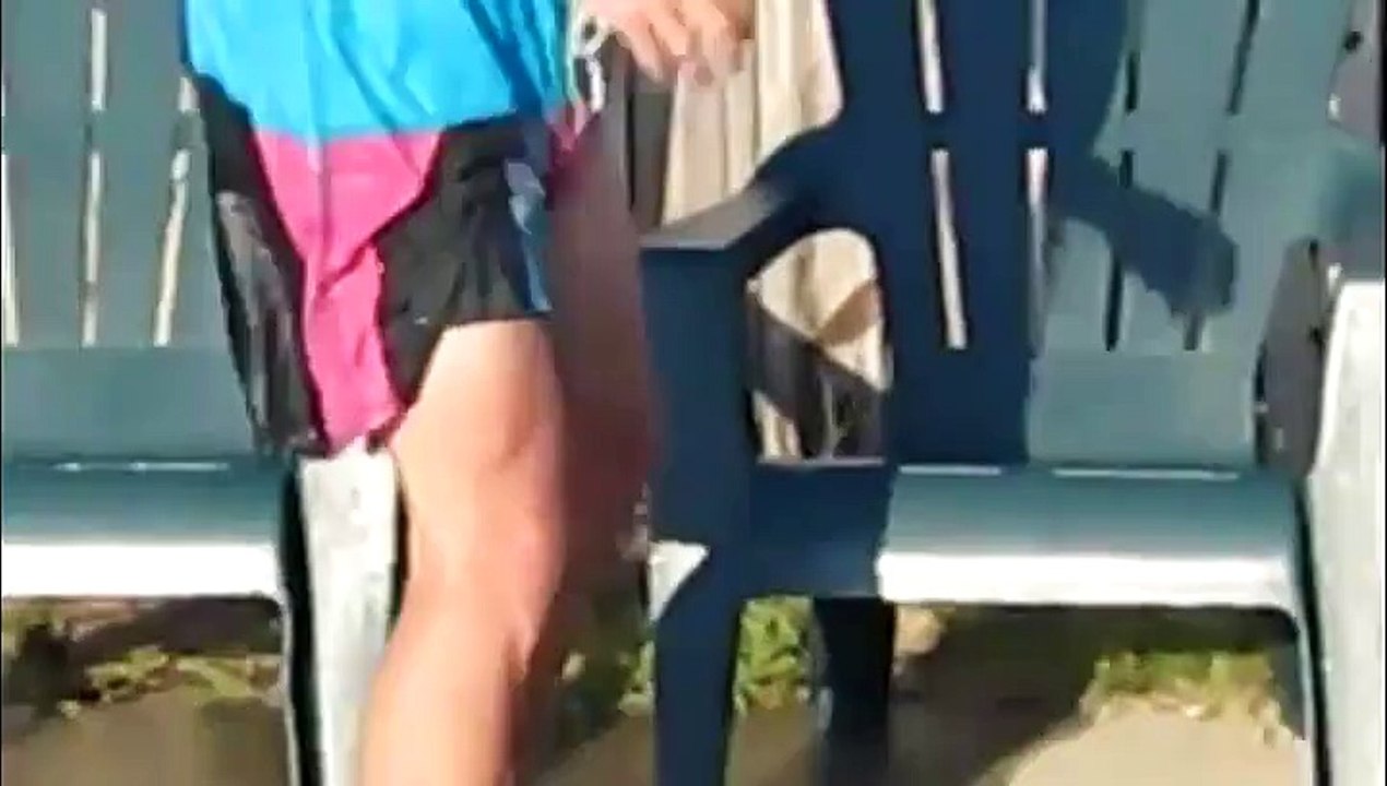 Mec bourré VS chaise longue de piscine