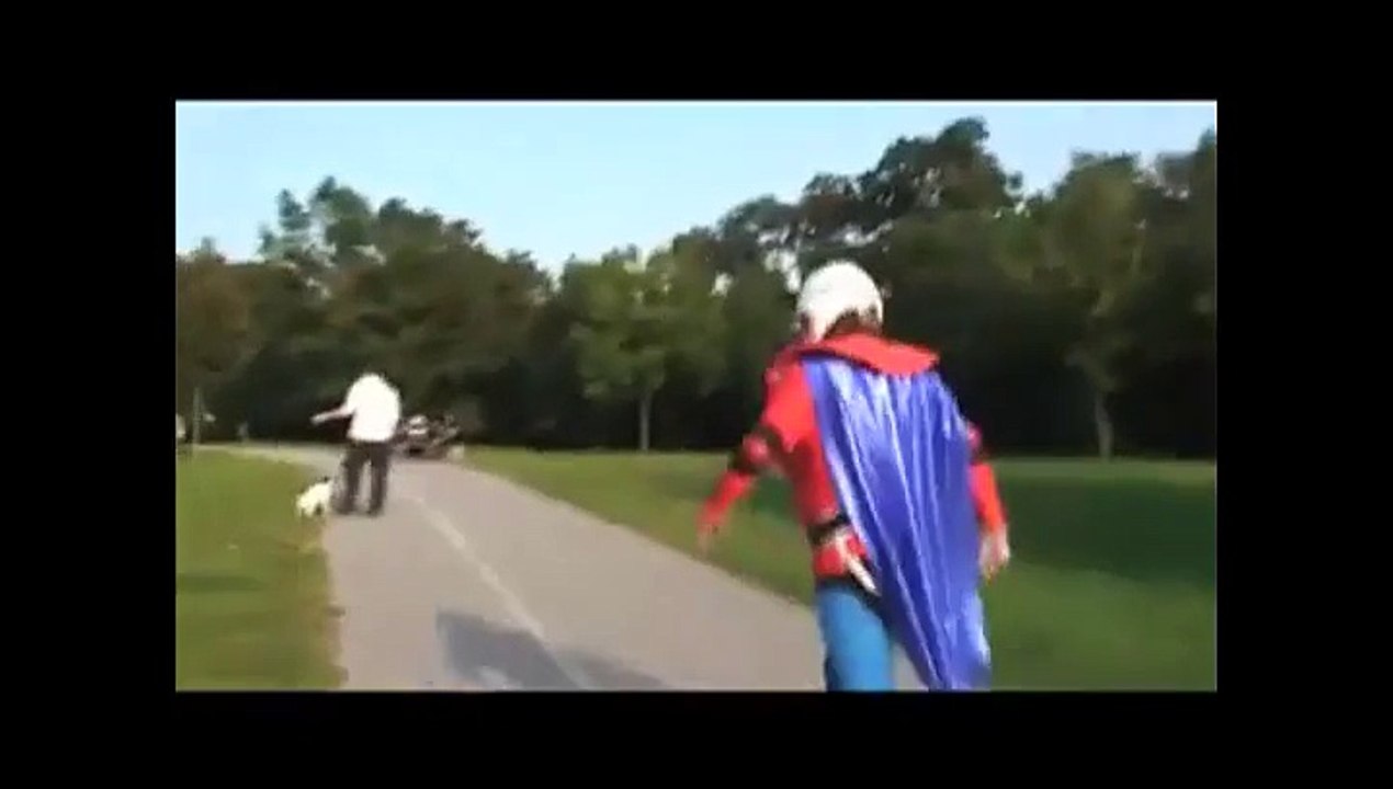 Un super héro se fait prendre par surprise