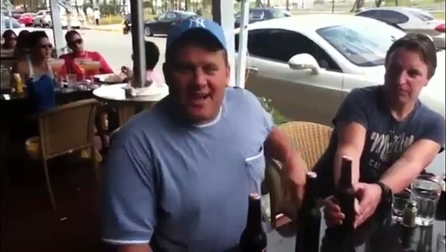 Il affonne trois bières sans les mains