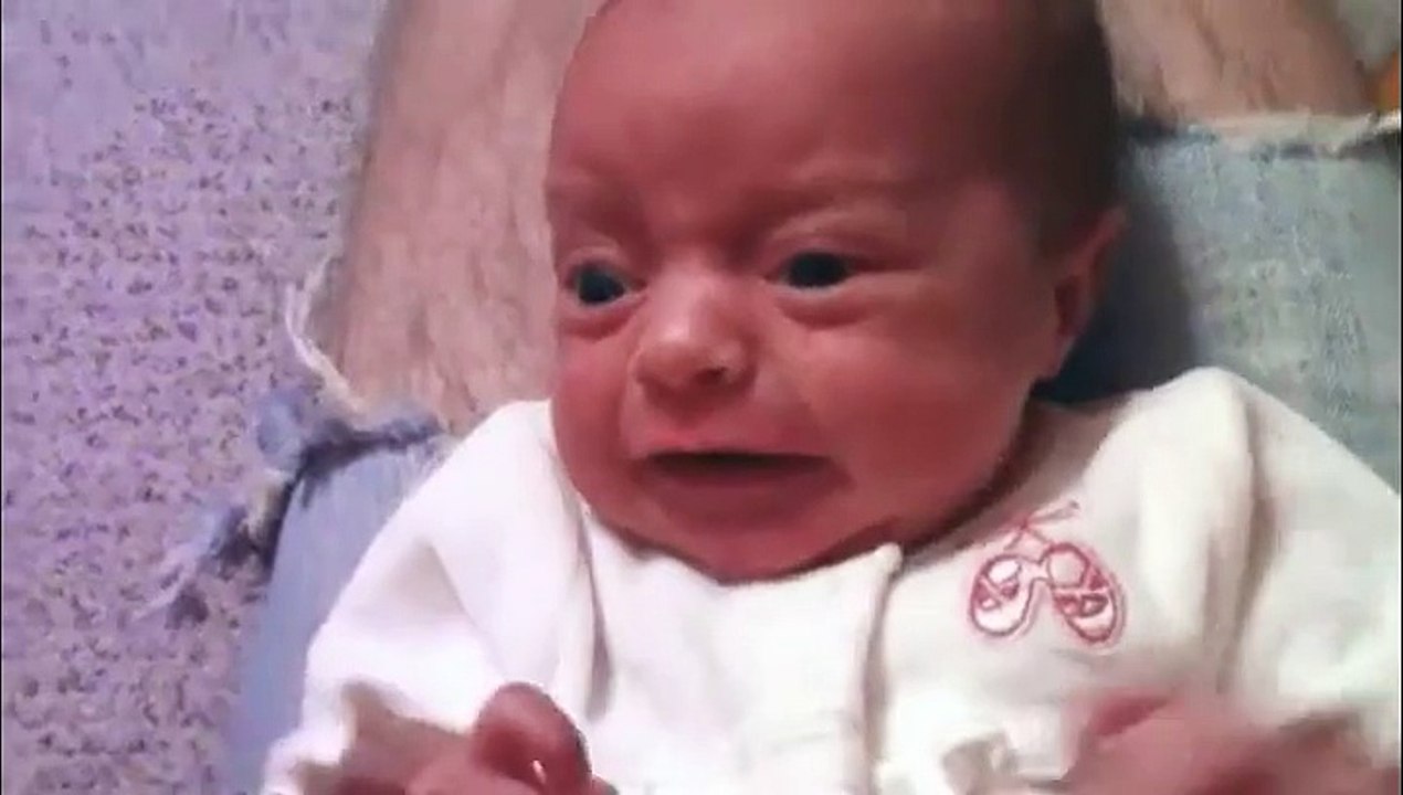 Un père fait peur à son petit bébé...