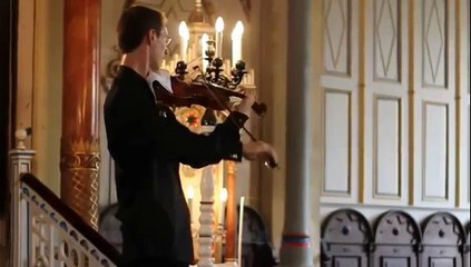 Un violoniste interrompu par une sonnerie de téléphone