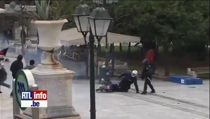Un policier prend feu en pleine manifestation