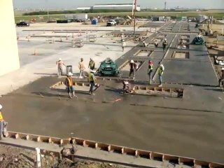 Des ouvriers font rire leur patron...