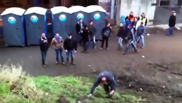 Il est bourré et tente de monter un talus