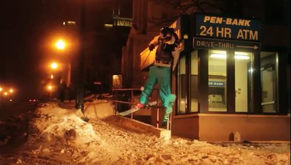 Un skieur fait le malin et reste accroché