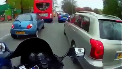 Un motard super sympa remet le rétroviseur de la voiture