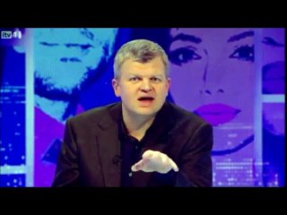 Il flache les voitures avec un appareil photo