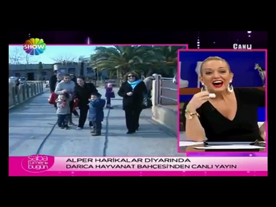 Un dromadaire mange la tête du présentateur