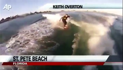 Il fait du ski nautique au milieu des dauphins