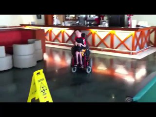 Il fait des drifts avec sa chaise roulante