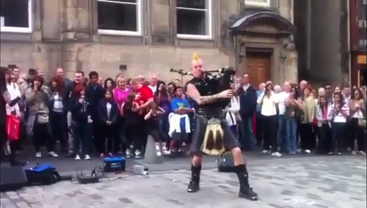 Un punk gère l'accordéon. J'adore!!!