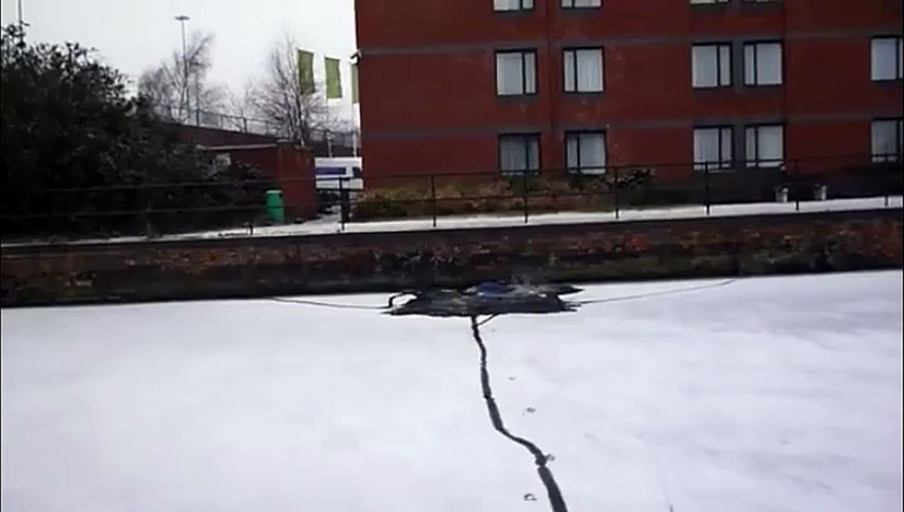 Il tente de traverser une rivière gelée