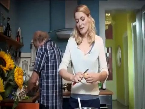 Un grand-père utilise l'Ipad comme planche à découper