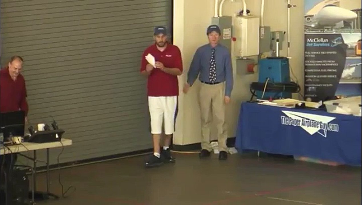 Le record du monde du lancer d'avion en papier