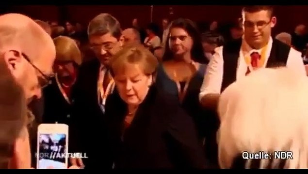 Angela Merkel goutte la bière allemande