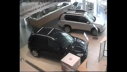 Un client mécontent détruit une concession automobile