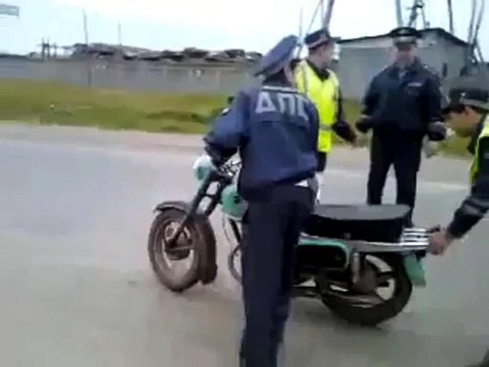 Un moto se fait la malle devant 5 flics