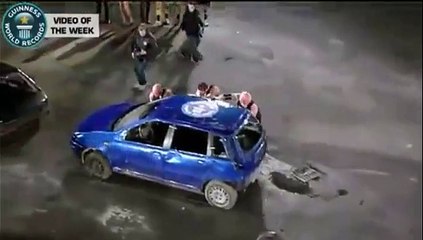 Trois gros dur retournent des voitures. OMG!