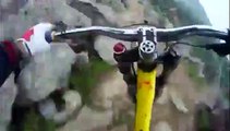 Un dingue fait du VTT dans les rocheuses