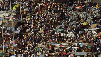 Les yeux grands fermés