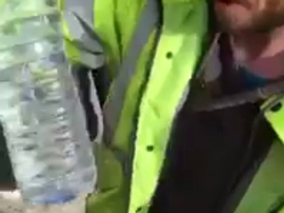 Prétextant un tour de magie, il va piéger son c...
