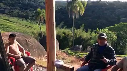 Foi trollar o amigo e se deu mal junto