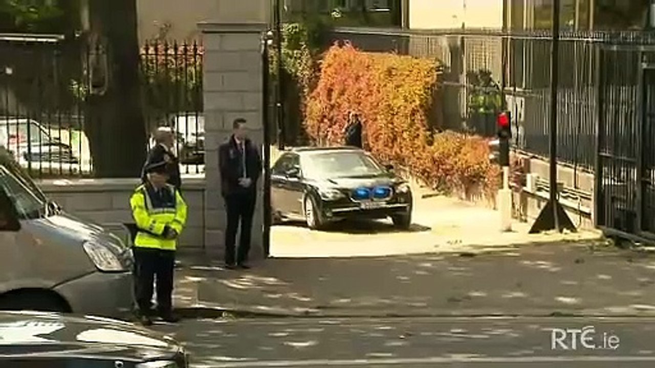 Obama s car gets stuck at US Embassy