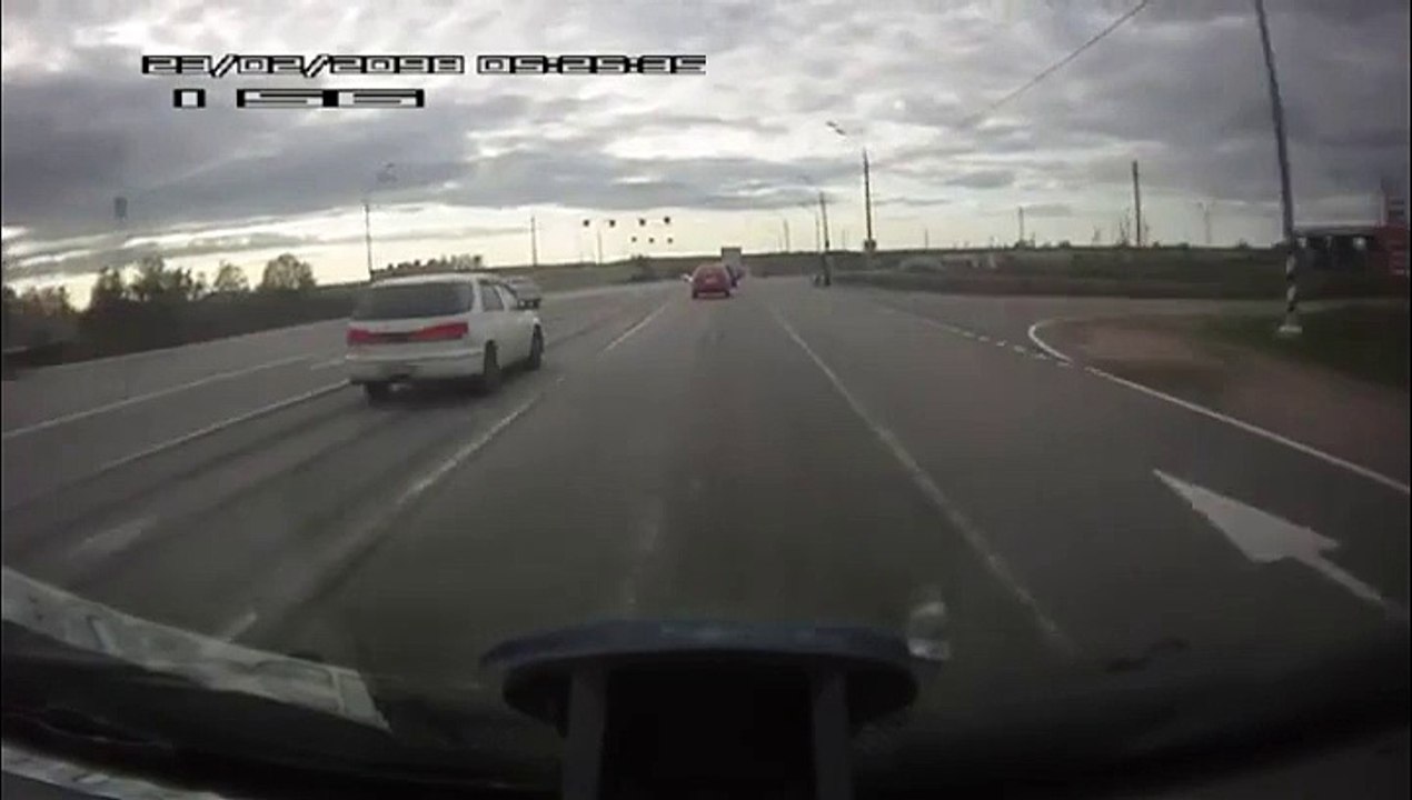 Une femme veut traverser au milieu d'une autoroute