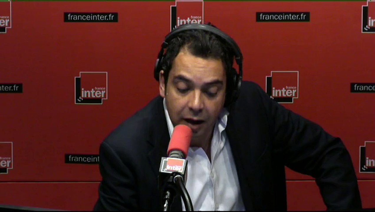 Le 7h43 - Patrick Cohen découpe sa carte de presse en direct