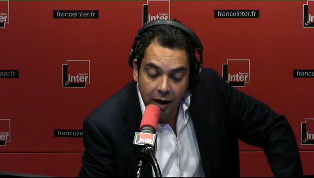 Le 7h43 - Patrick Cohen découpe sa carte de presse en direct