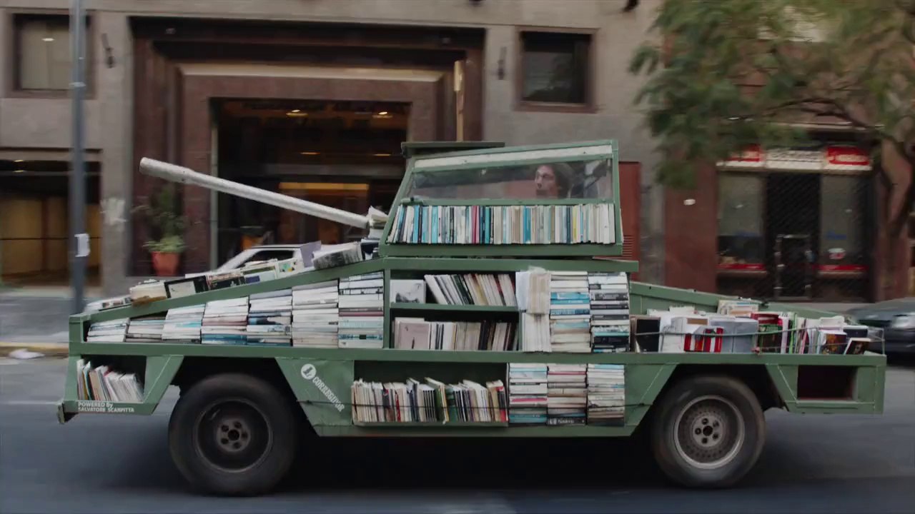 Arme d'instruction massive! Ford Falcon transformée en char de combat, couvert de livres!