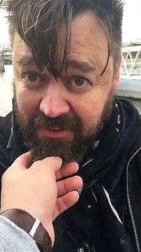 Mettre son doigt dans la barbe d'inconnus dans la rue : blague magique!