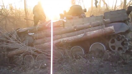 Un pilote de char d'assaut complètement bourré s'éclate dans le fossé : vive l'Ukraine!