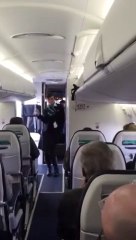 下载视频: Funky Flight Attendant Breakdance demo keeping passengers entertained