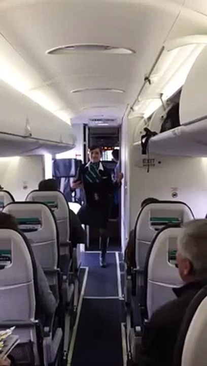 Une hôtesse de l'air fait une démo de Breakdance en plein vol!