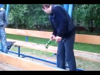 Un mec bourré VS bouteille de verre