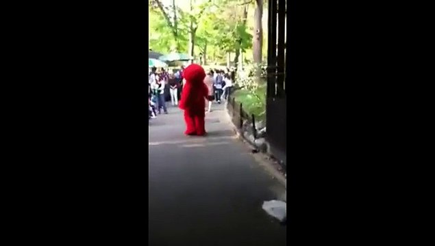 Une mascotte de parc d'attraction fait peur aux enfants