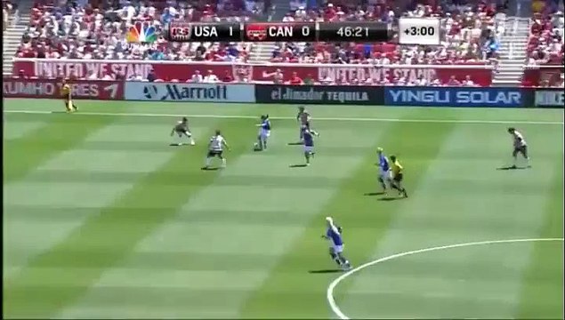 Les filles aussi savent jouer au football. OMG!