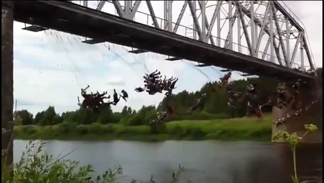 135 personnes sautent d'un pont en même temps
