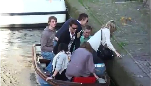 Deux filles bourrées font un petit tour dans un fleuve!