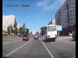 Une mamie n'apprécie pas de se faire aider pour traverser la rue