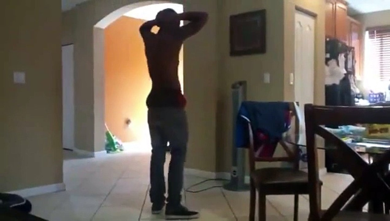 La nouvelle mode pour les hommes est de porter des pantalons SLIM