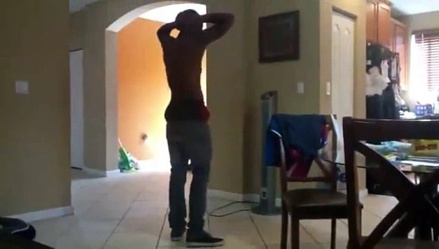 La nouvelle mode pour les hommes est de porter des pantalons SLIM