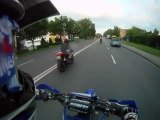 Un motard fou tape dans la main du chauffeur de bus