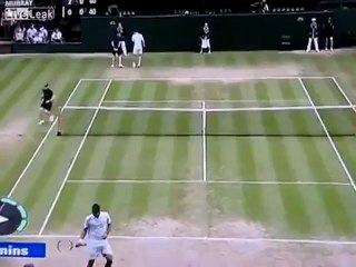 Elle donne naissance à une balle de tennis. LOL!