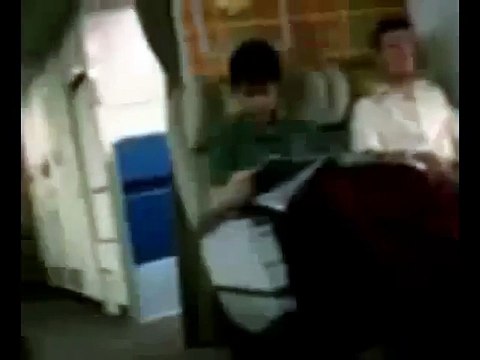 Deux hôtesses de l'air prennent du bon temps avec un passager