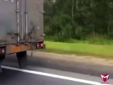 Un camion défoncé roule tranquille sur la route