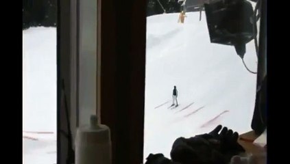 Un freestyle skieur nous fait un triple salto